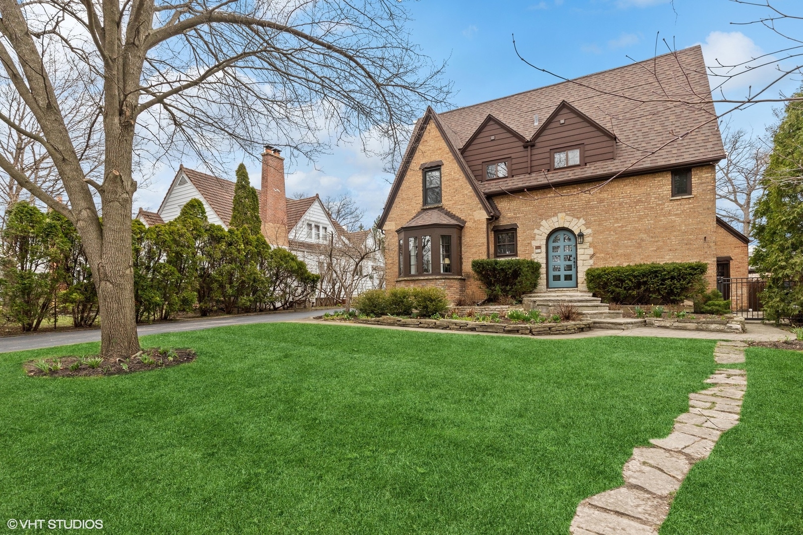 660 Northmoor Road Lake Forest, IL 60045 - Photo 2 of 24 a front view of a house with garden