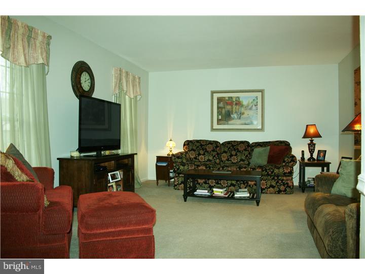 111 Fox Hollow Road Dublin, PA 18917 - Photo 9 of 25 Living Room