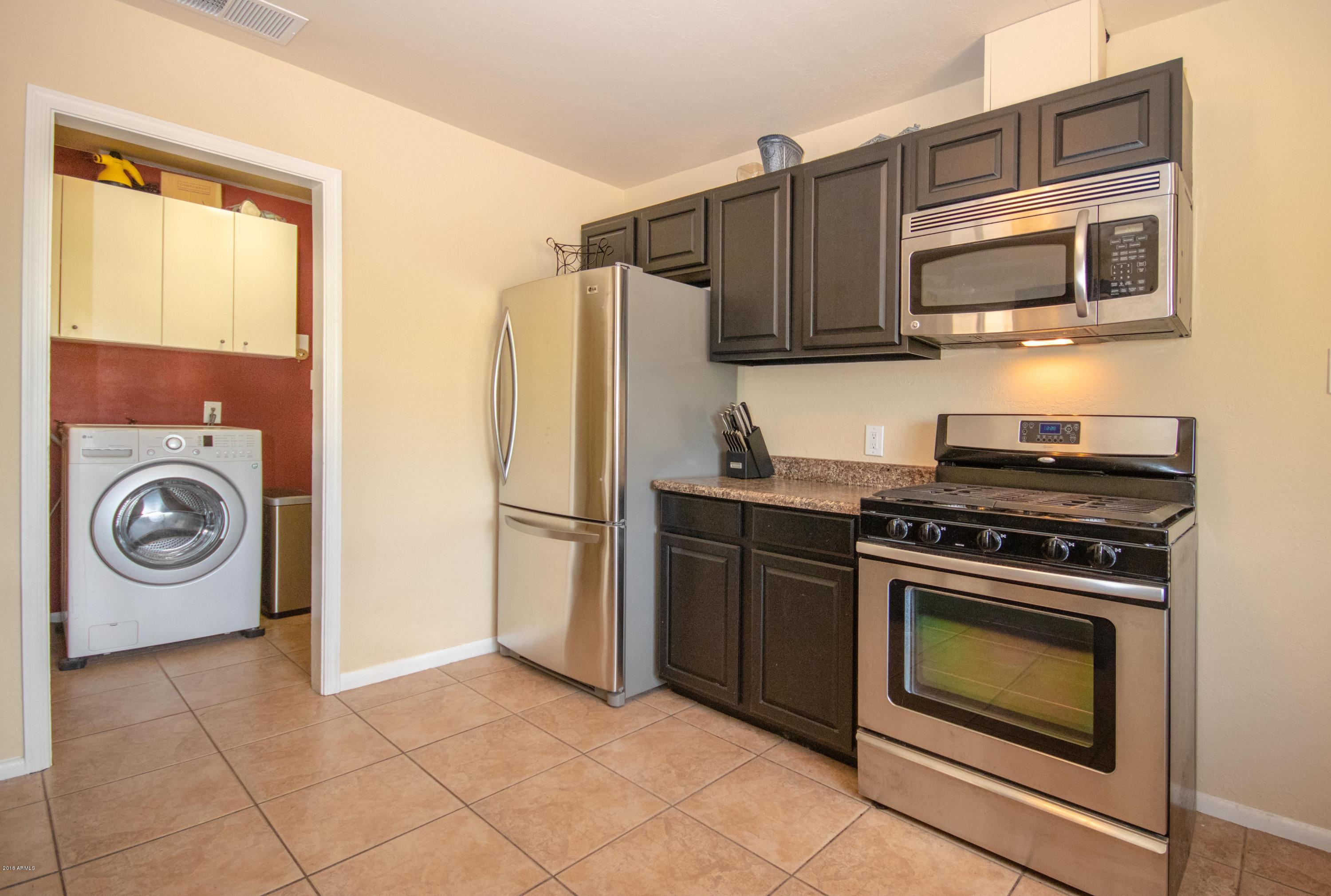 1225 East Almeria Road Phoenix, AZ 85006 - Photo 7 of 15 kitchen