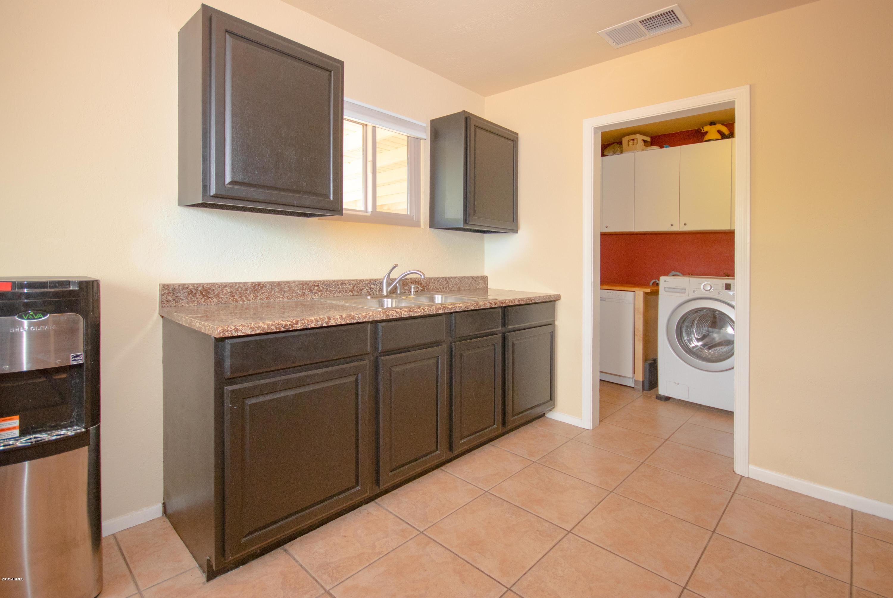 1225 East Almeria Road Phoenix, AZ 85006 - Photo 8 of 15 kitchen