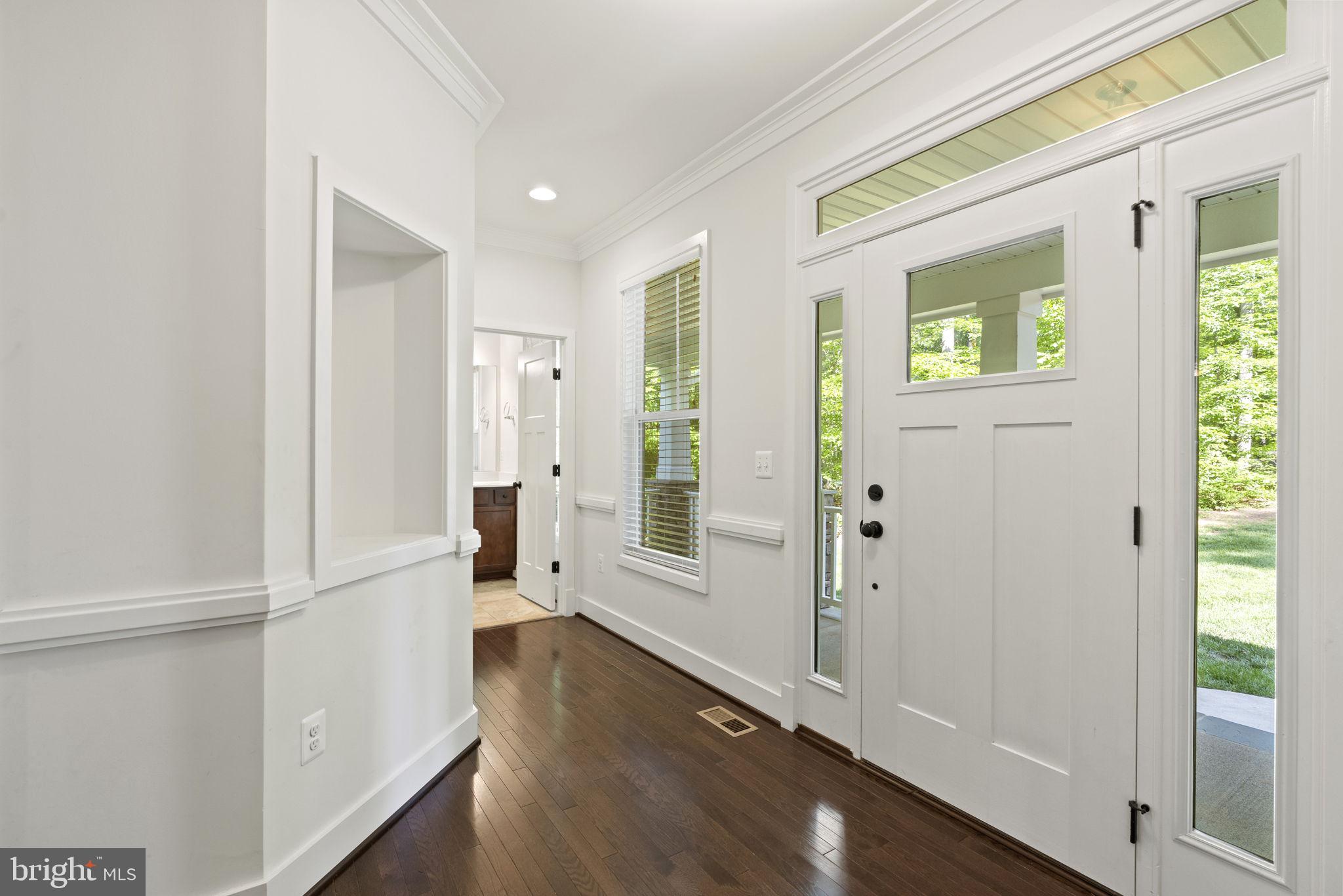 9171 Keyser Road Nokesville, VA 20181 - Photo 4 of 47 Entry Foyer w/niche and coat closet.