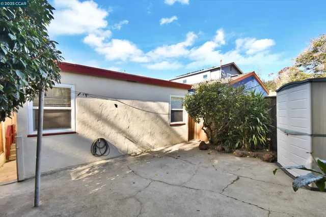 a view of a backyard