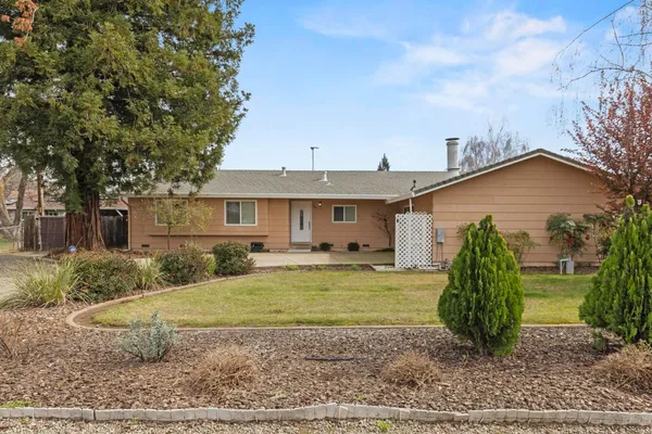 a view of a house with backyard