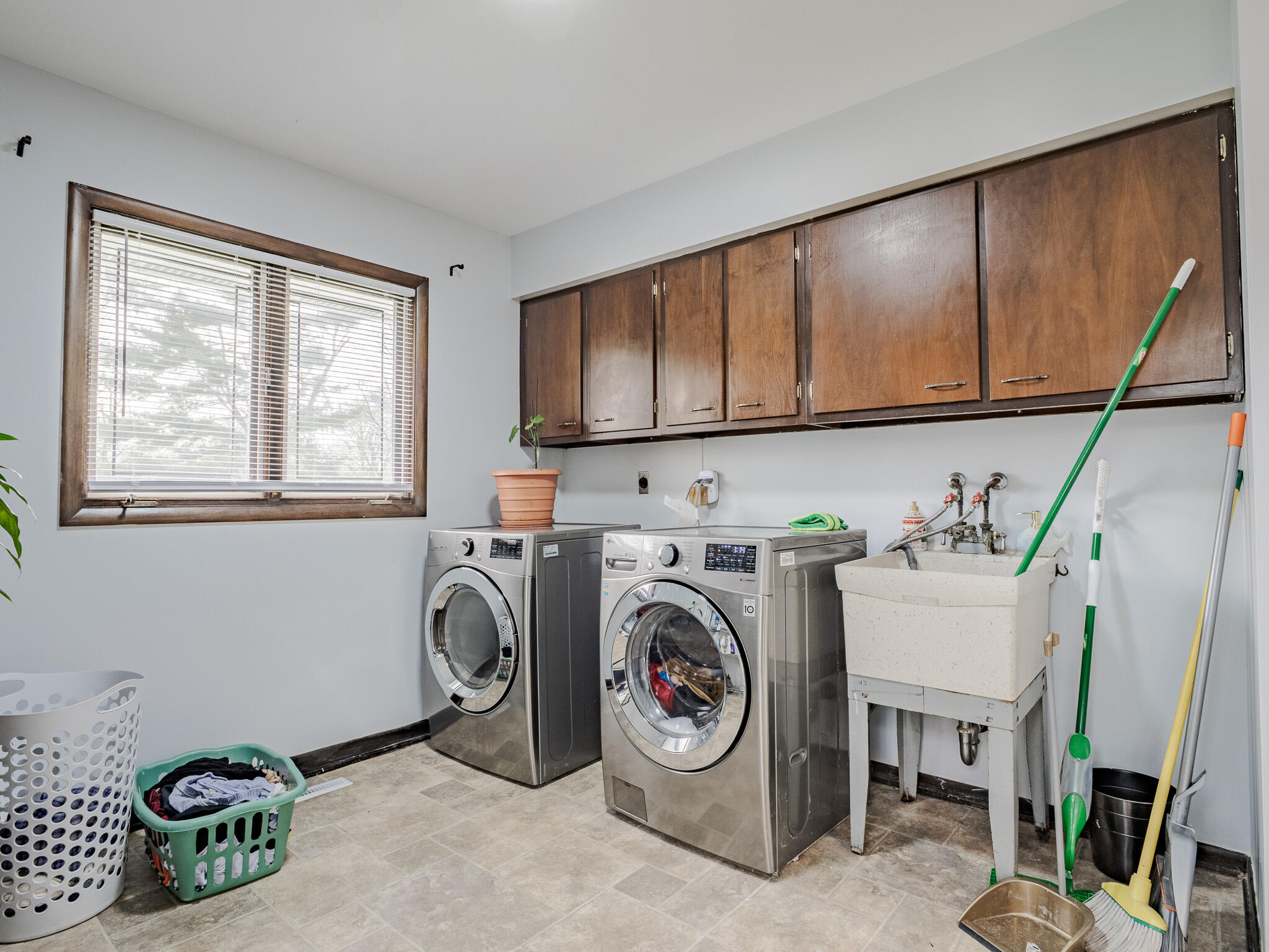 5301 Delaware Street Merrillville, IN 46410 - Photo 31 of 34 a utility room with dryer and washer