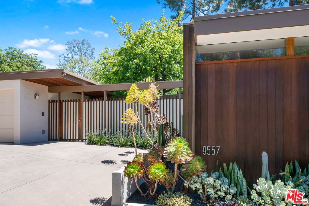 9557 Lime Orchard Road Beverly Hills, CA 90210 - Photo 2 of 48