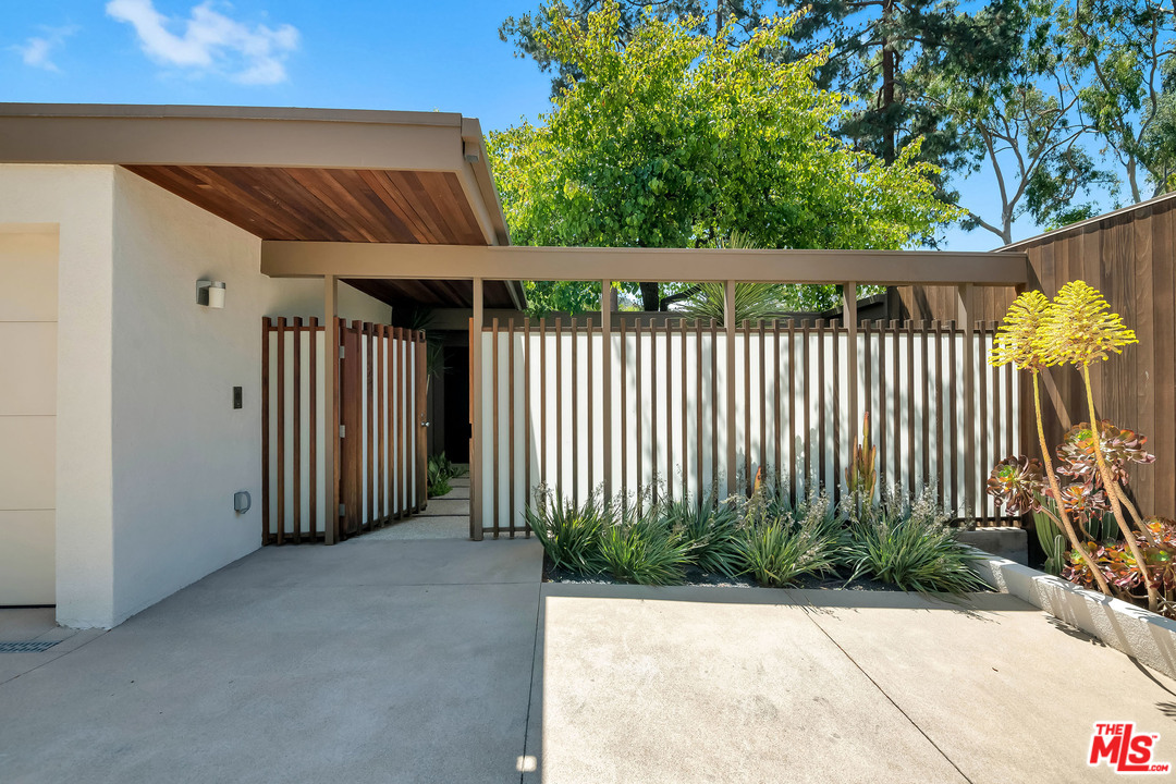 9557 Lime Orchard Road Beverly Hills, CA 90210 - Photo 3 of 48