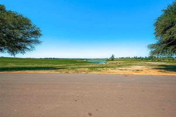 a view of a yard with a house