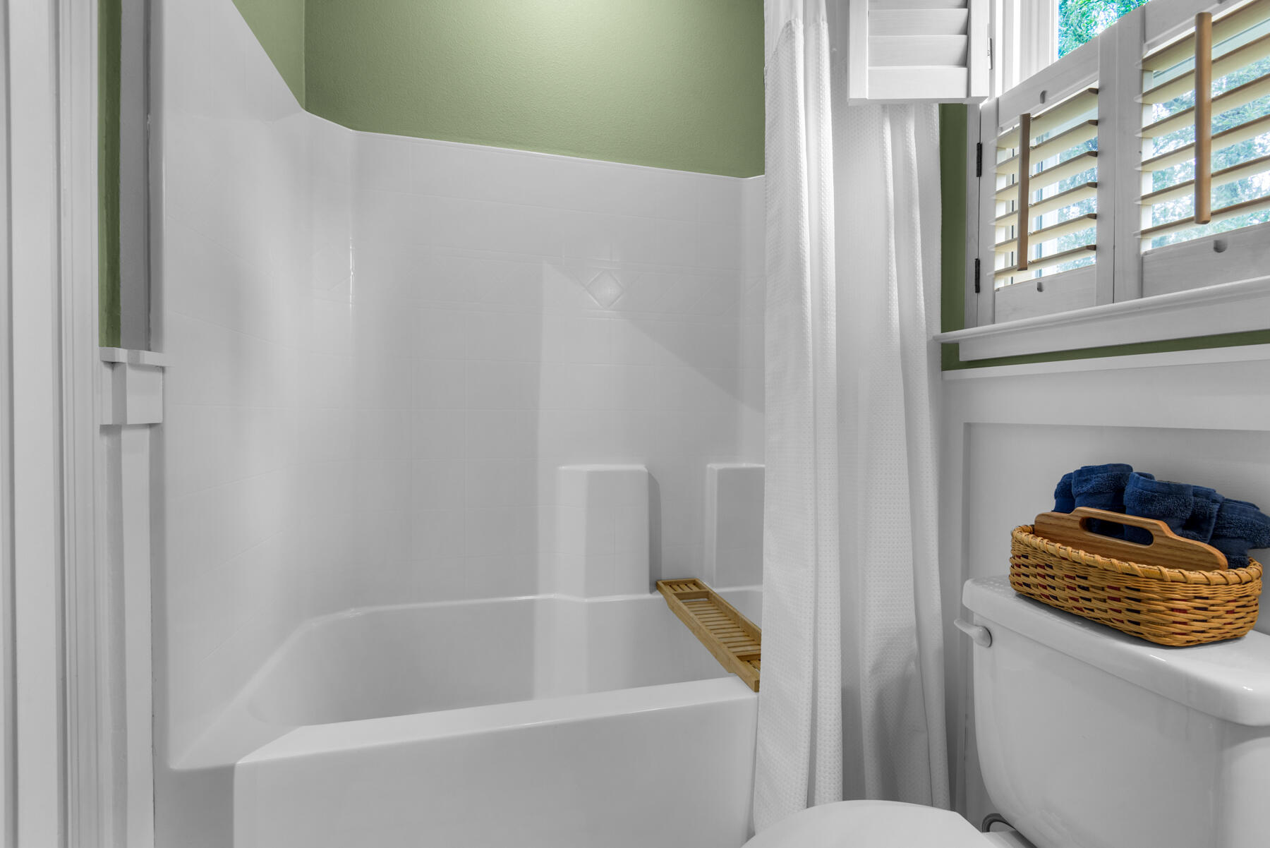 43 Hollyn Court Freeport, FL 32439 - Photo 22 of 35 a bathroom with a bathtub and a window