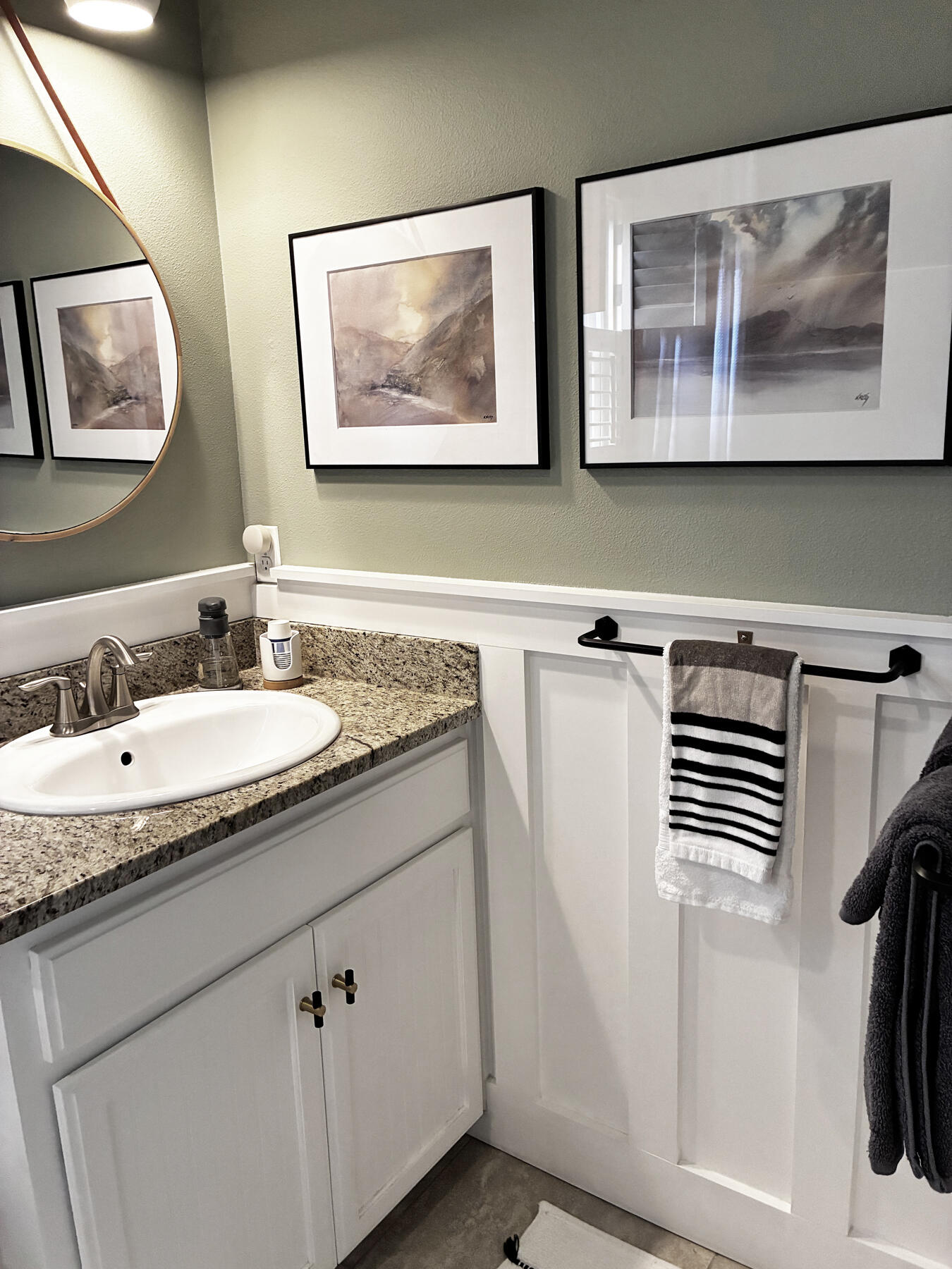 43 Hollyn Court Freeport, FL 32439 - Photo 24 of 35 a bathroom with 2 sink and a mirror