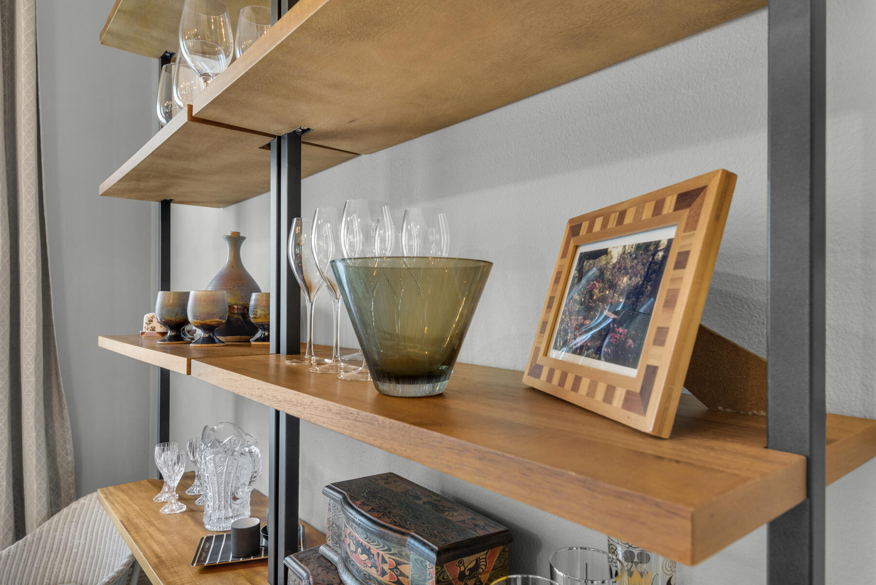 43 Hollyn Court Freeport, FL 32439 - Photo 9 of 35 a room with table and stairs