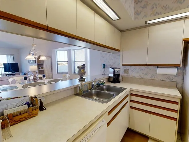 $4,000 | 448 Bouchelle Drive, Unit 305, New Smyrna Beach, FL 32169