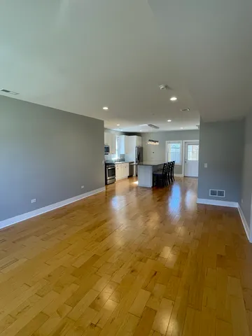 $2,650 | 1986 Pine Street, Unit 1, Des Plaines, IL 60018