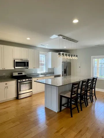 $2,650 | 1986 Pine Street, Unit 1, Des Plaines, IL 60018