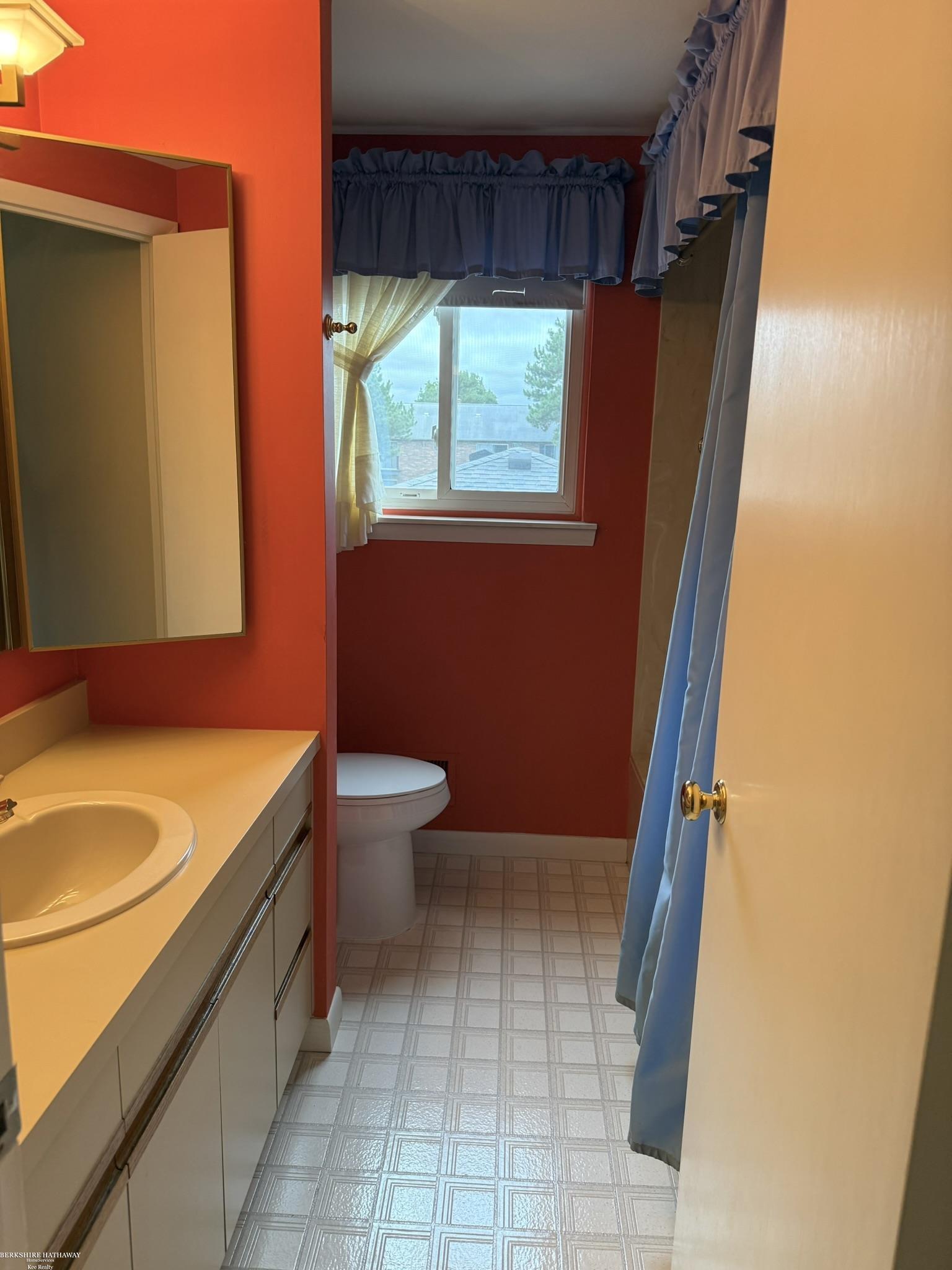 2218 Nancy Warren, MI 48092 - Photo 29 of 54 50186050-bc944ceb-c9aa-43b6-b9e9-954029282db5.JPG