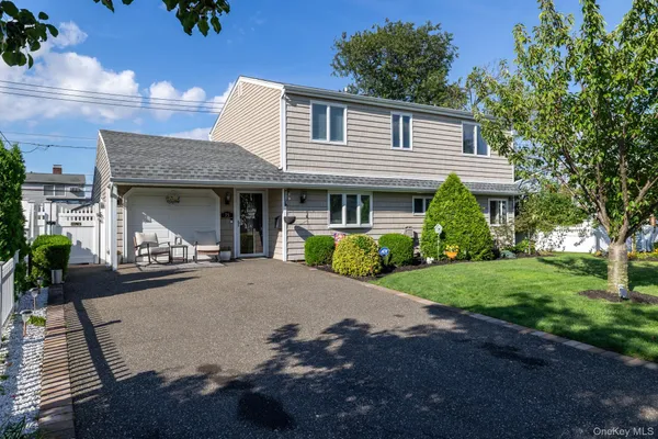 $879,000 | 35 Magpie Lane, Levittown, NY 11756