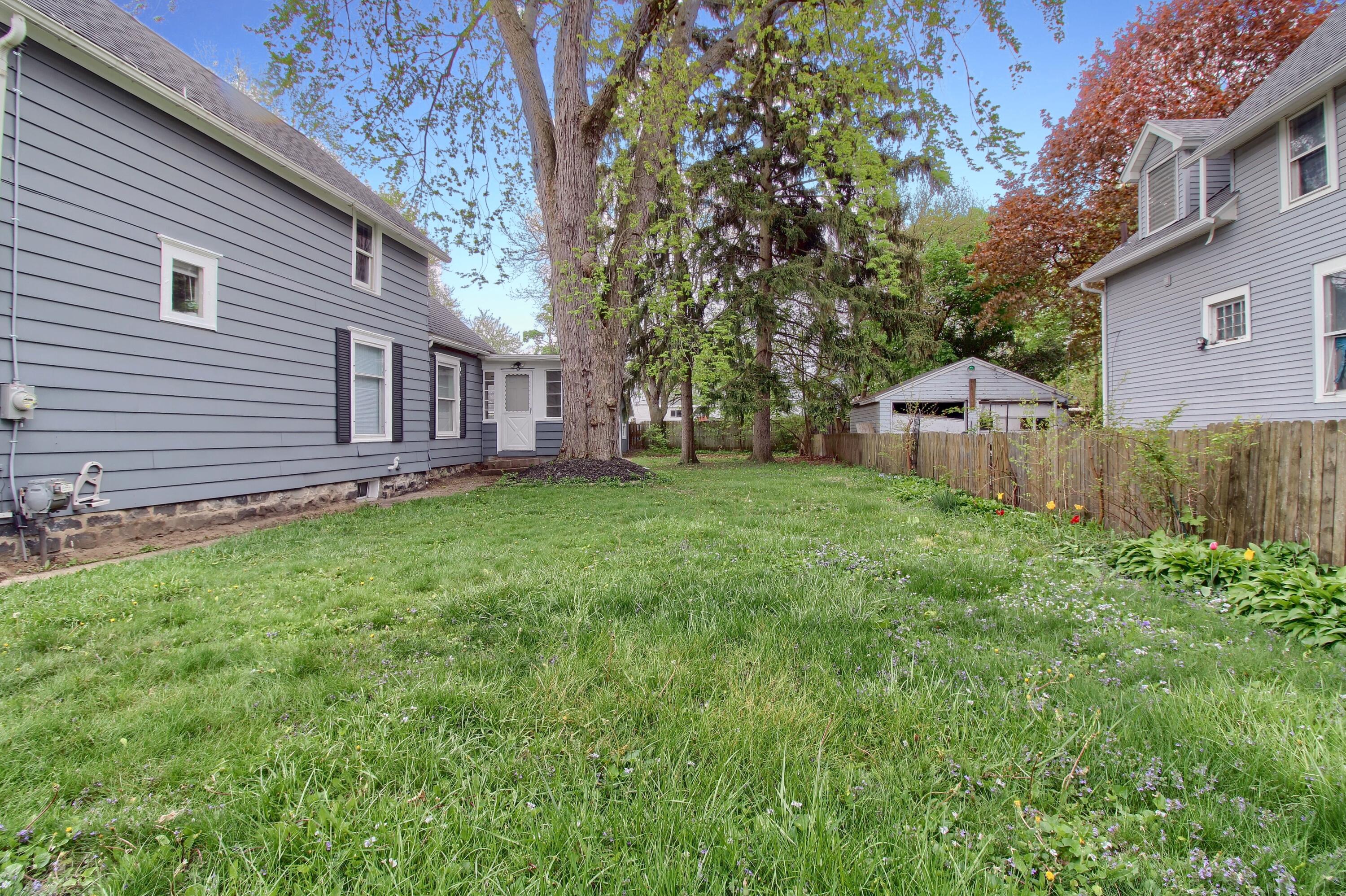 127 Bates Street Jackson, MI 49202 - Photo 33 of 39 Side-Yard (1)