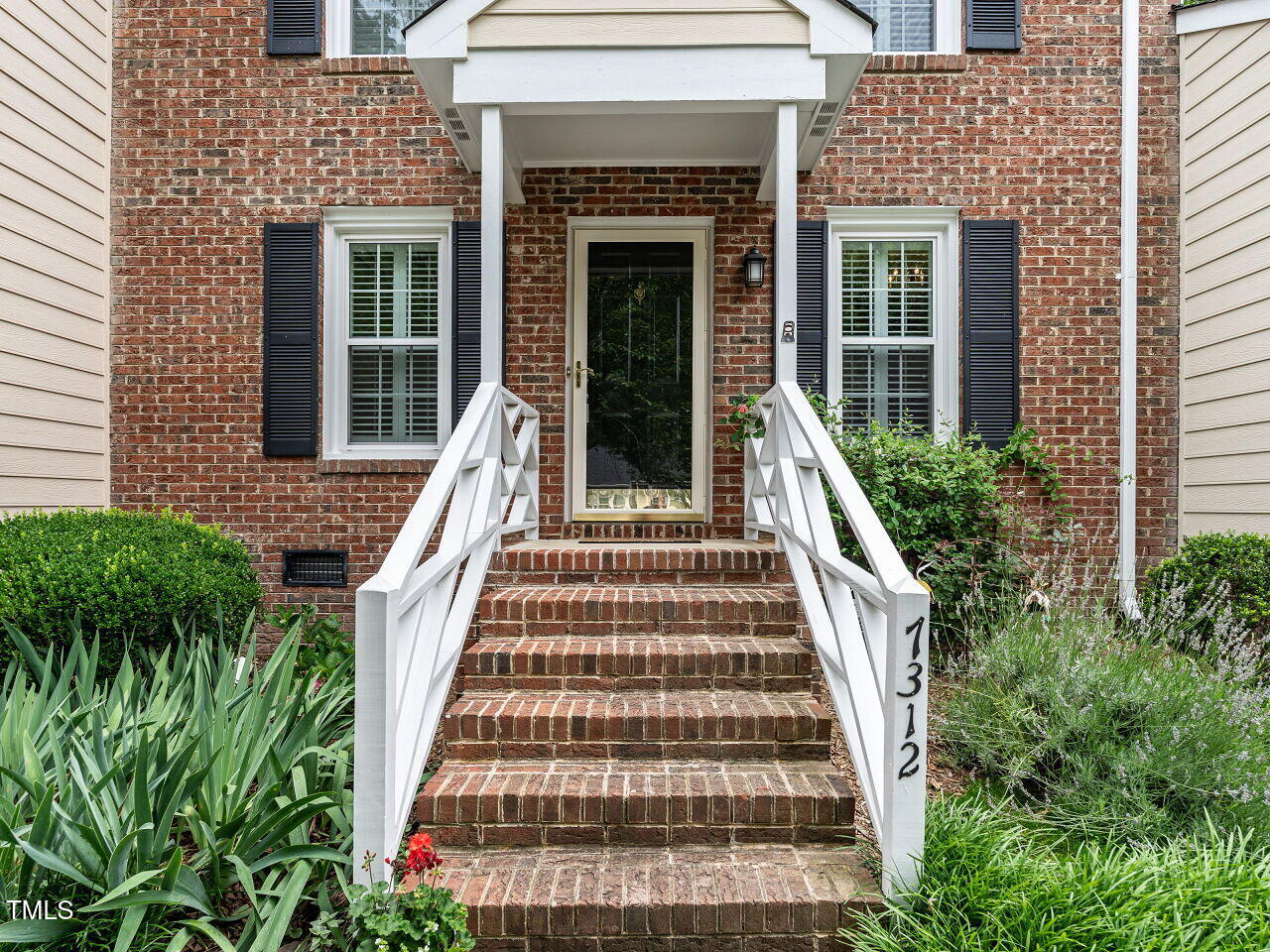 004-1280x960-front-porch