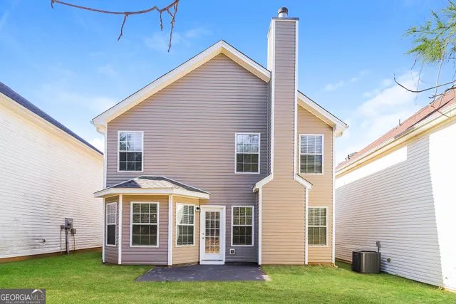 a view of a house with a yard
