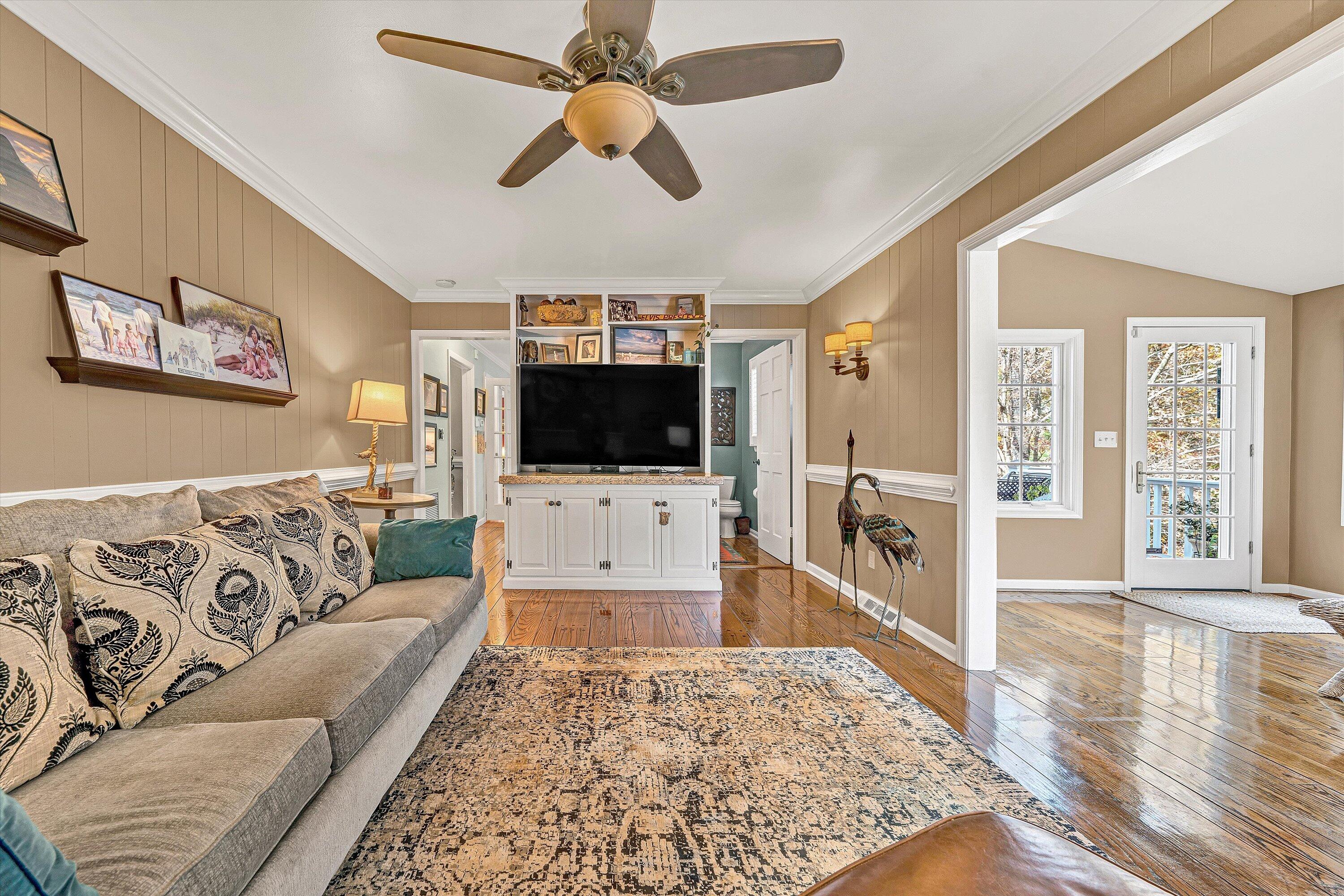727 White Oak Road Southwest Roanoke, VA 24014 - Photo 2 of 52 a living room with furniture and a flat screen tv