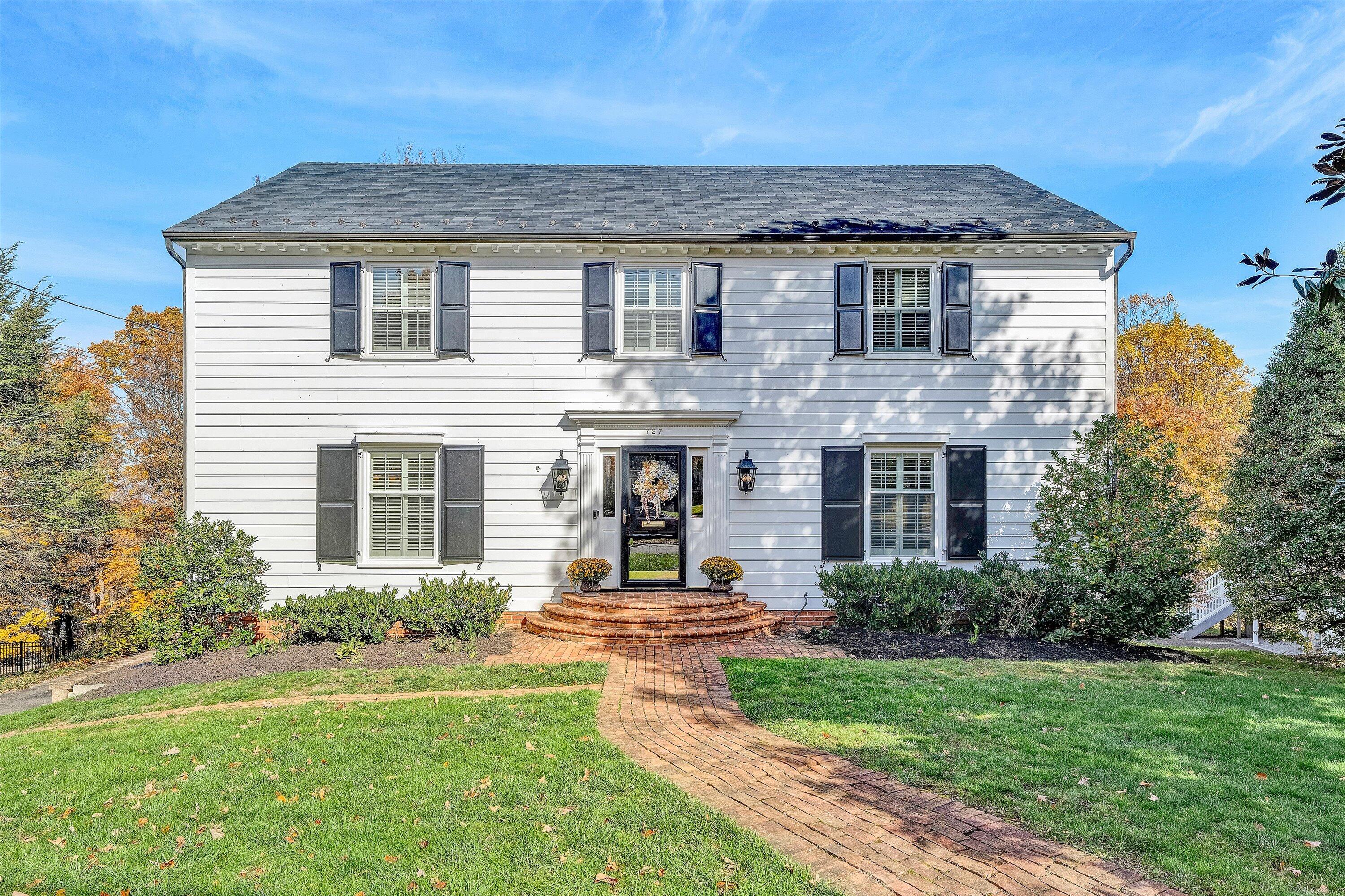 727 White Oak Road Southwest Roanoke, VA 24014 - Photo 3 of 52 a front view of a house with a yard