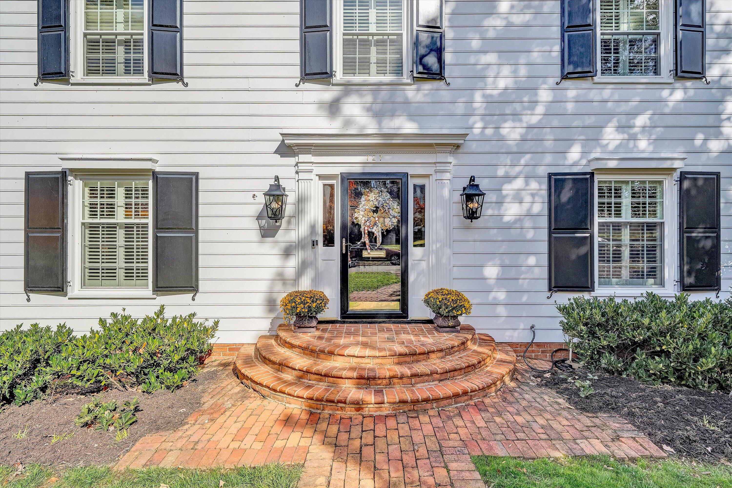 727 White Oak Road Southwest Roanoke, VA 24014 - Photo 8 of 52 a view of a brick house with potted plants and a table and chairs