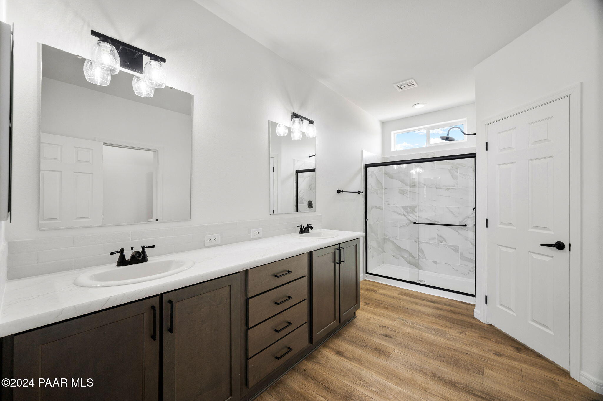 1490 Kings Court Road Paulden, AZ 86334 - Photo 18 of 31 16-Primary Bathroom