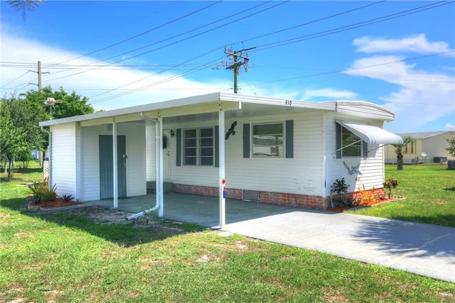 a view of a house with backyard and porch