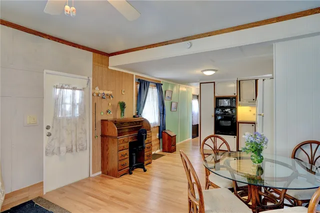 a view of a livingroom with furniture