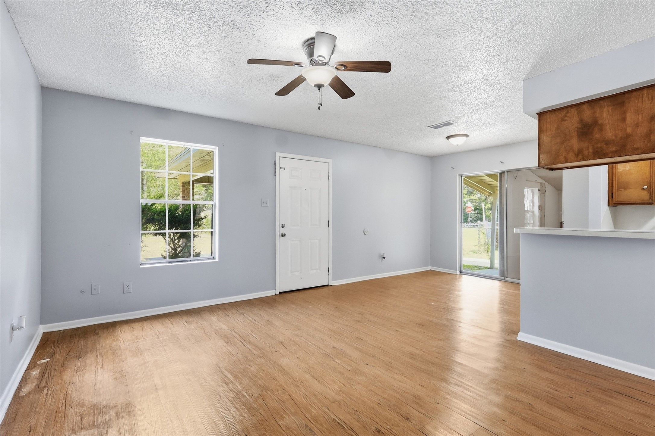 1006 Perry Street Cleveland, TX 77327 - Photo 4 of 14 Living room