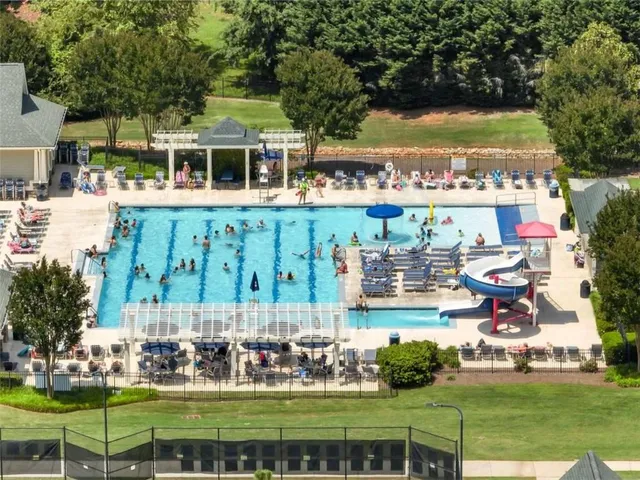 a view of a water fountain in front of a building