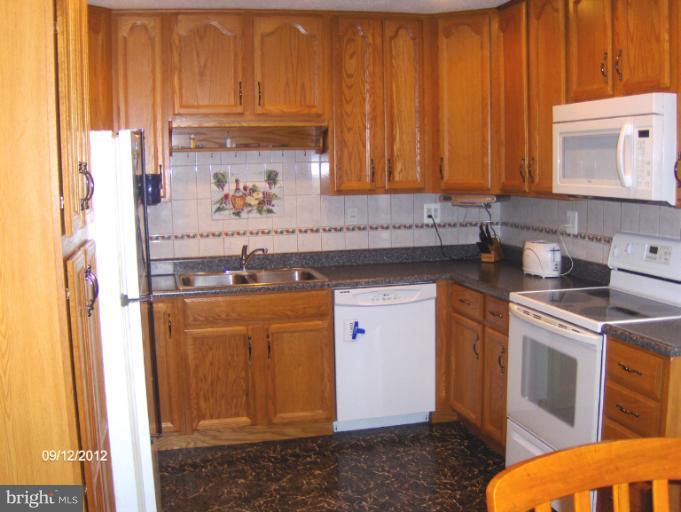 13105 Kumar Road Woodbridge, VA 22193 - Photo 4 of 9 Kitchen