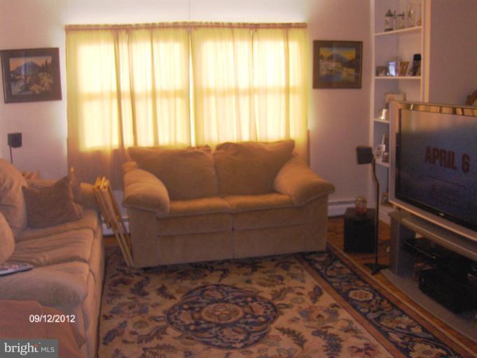 13105 Kumar Road Woodbridge, VA 22193 - Photo 5 of 9 Living Room