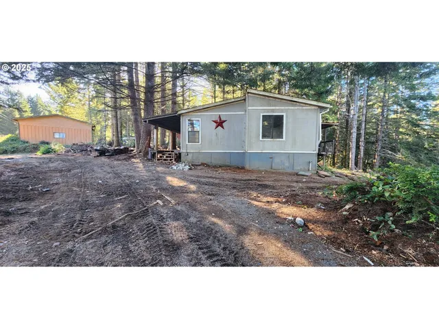 a view of backyard of the house