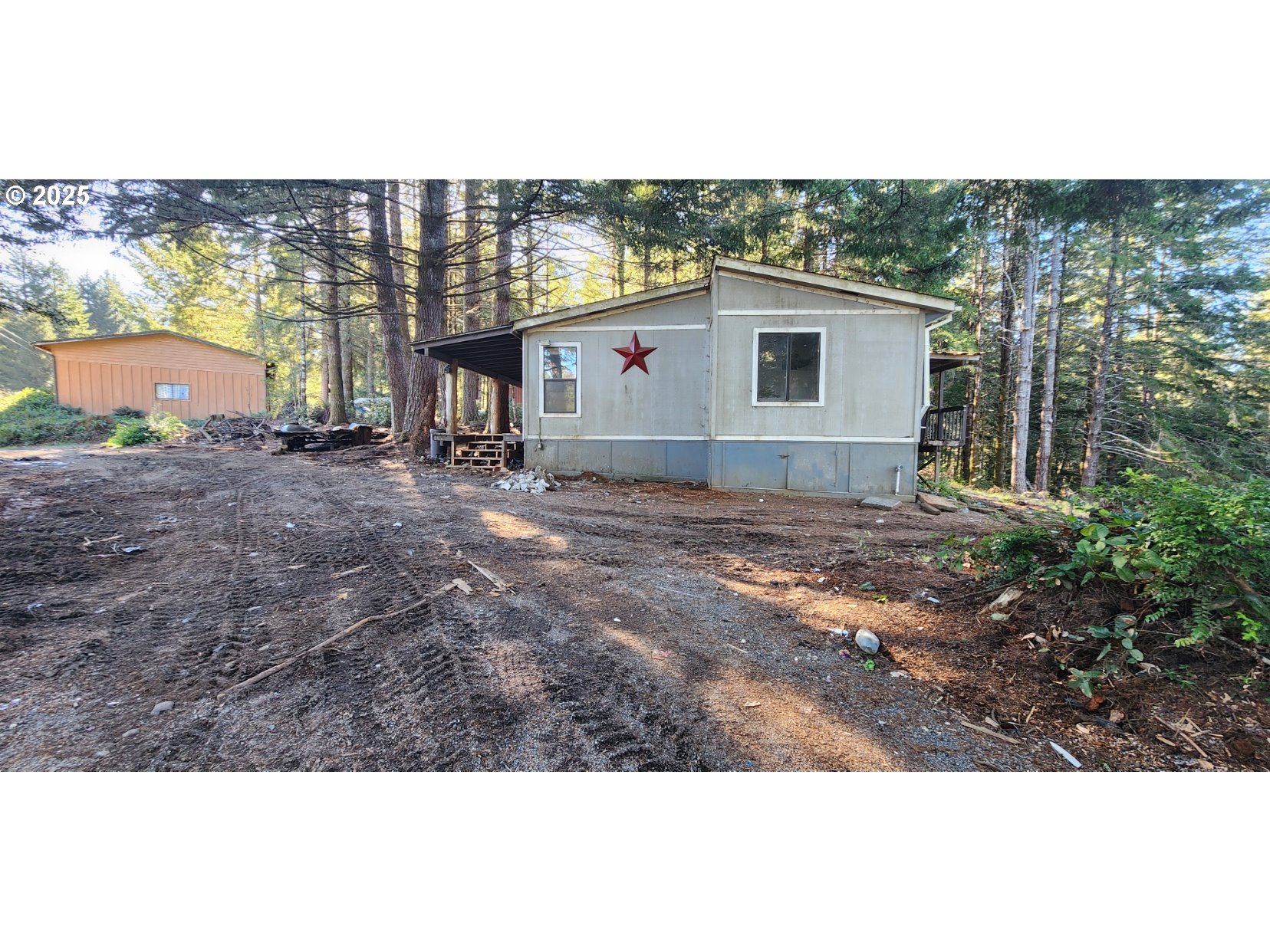 a view of backyard of the house