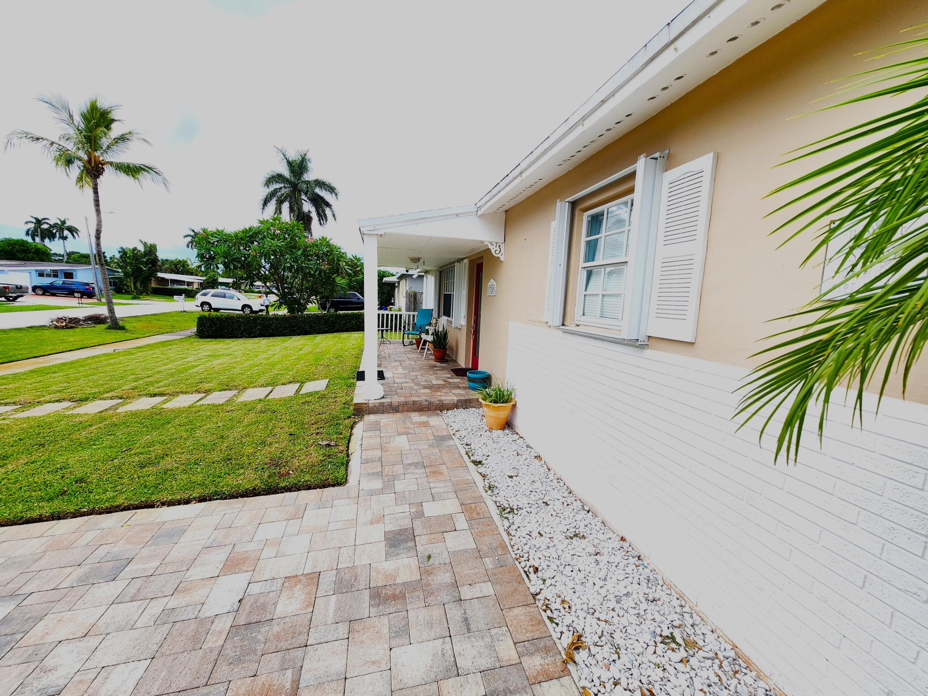 324 Shady Lane Road Palm Springs, FL 33461 - Photo 3 of 44 324 SHADY LANE FRONT (2)