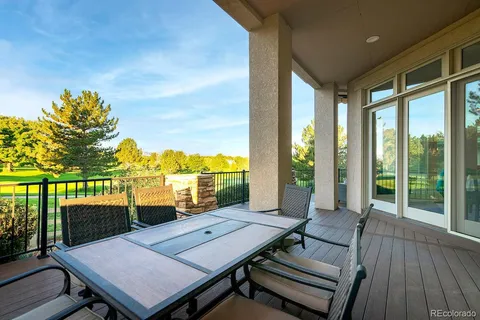 a view of a back yard