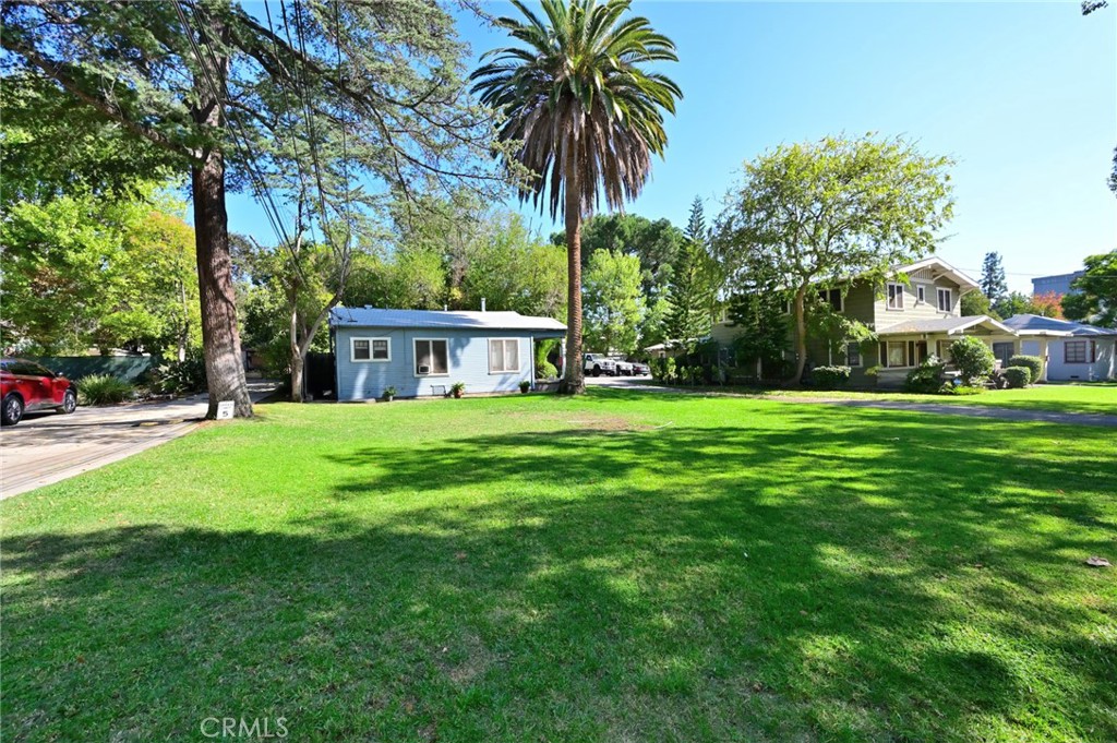 542 North Madison Avenue Pasadena, CA 91101 - Photo 12 of 27 a front view of house with yard and green space
