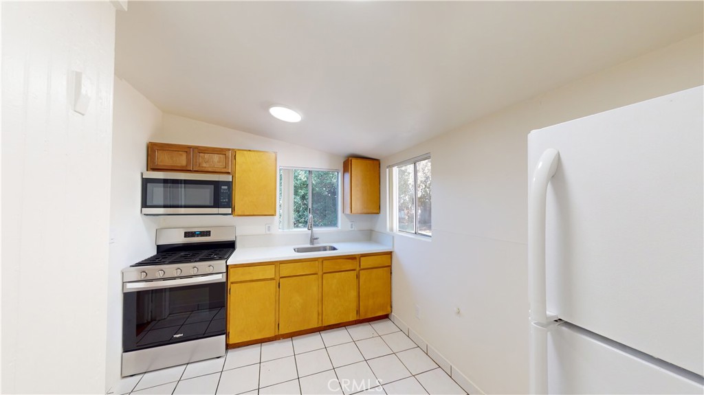 542 North Madison Avenue Pasadena, CA 91101 - Photo 15 of 27 a kitchen with a stove a sink and a microwave