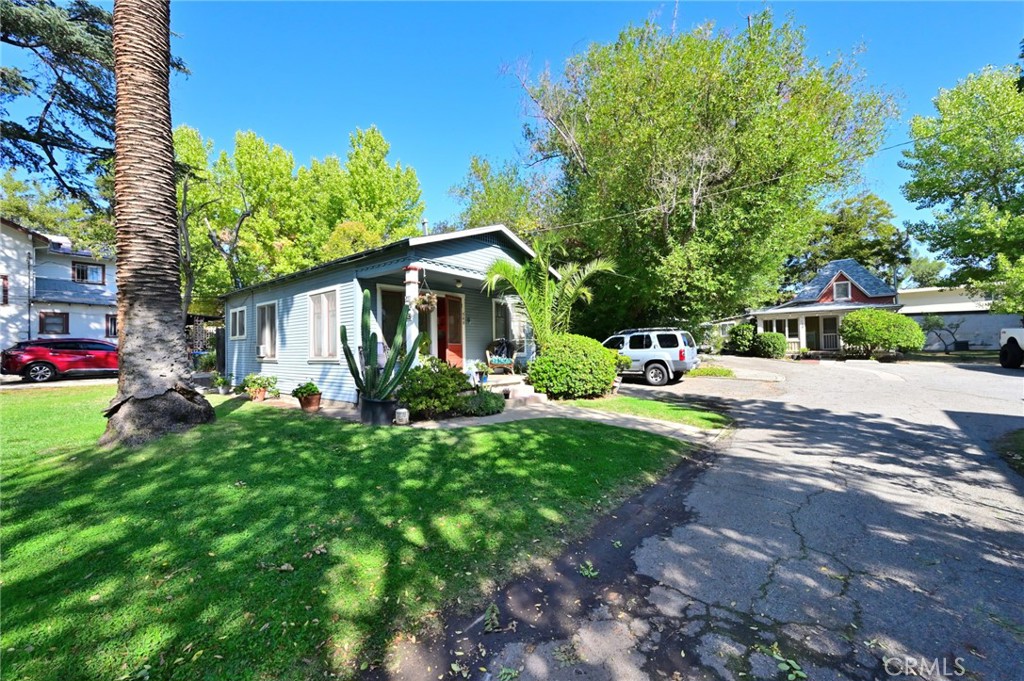 542 North Madison Avenue Pasadena, CA 91101 - Photo 3 of 27 a front view of a house with garden
