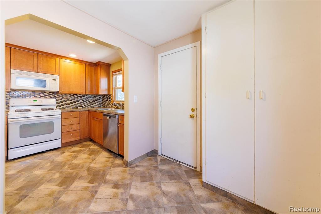 106 South Roslyn Road Waterford, MI 48328 - Photo 5 of 11