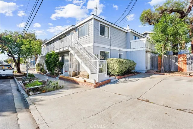 a view of a house with backyard and a tree