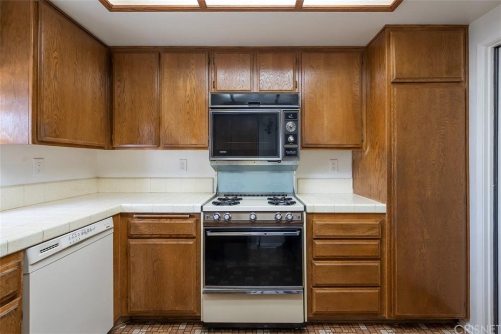 26226 Rainbow Glen Drive Newhall, CA 91321 - Photo 9 of 34