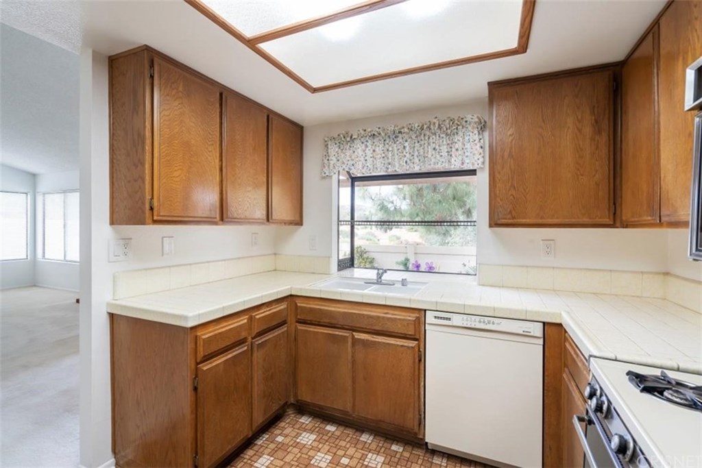 26226 Rainbow Glen Drive Newhall, CA 91321 - Photo 10 of 34