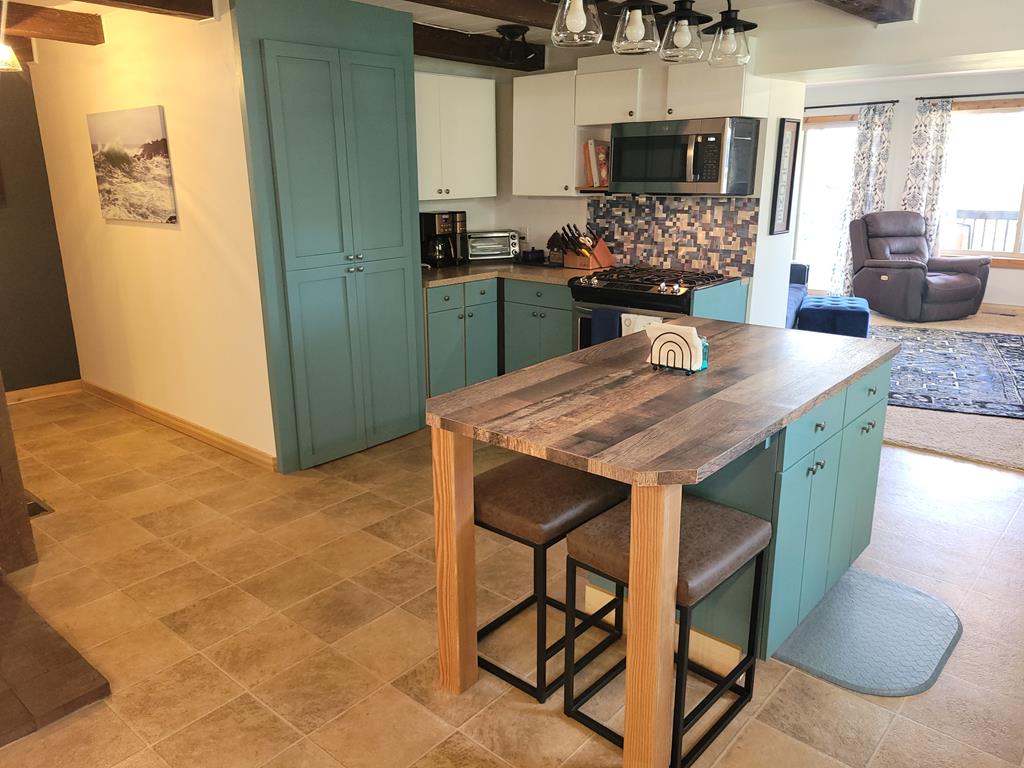 10346 Emma Loop Cascade, ID 83611 - Photo 11 of 43 Breakfast bar