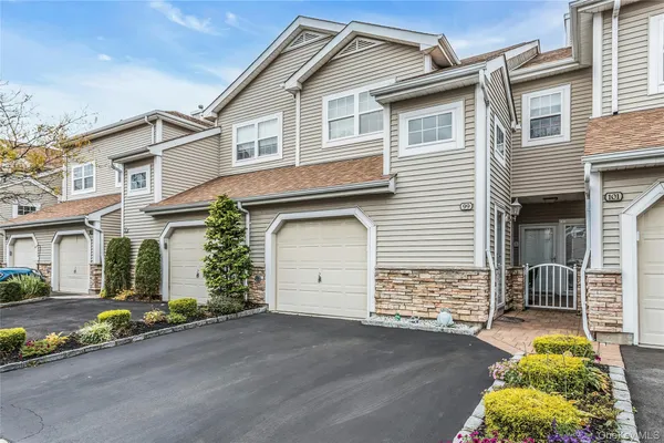 $899,000 | 99 Carriage Lane, Plainview, NY 11803