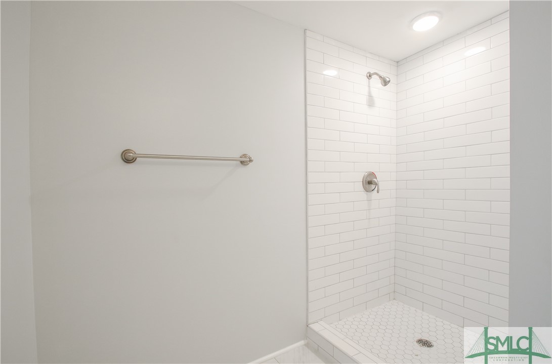 502 West 48th Street Savannah, GA 31405 - Photo 7 of 44 Unit B Upstairs