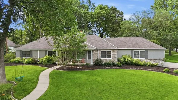 $1,175,000 | 9012 Cherokee Lane, Leawood, KS 66206