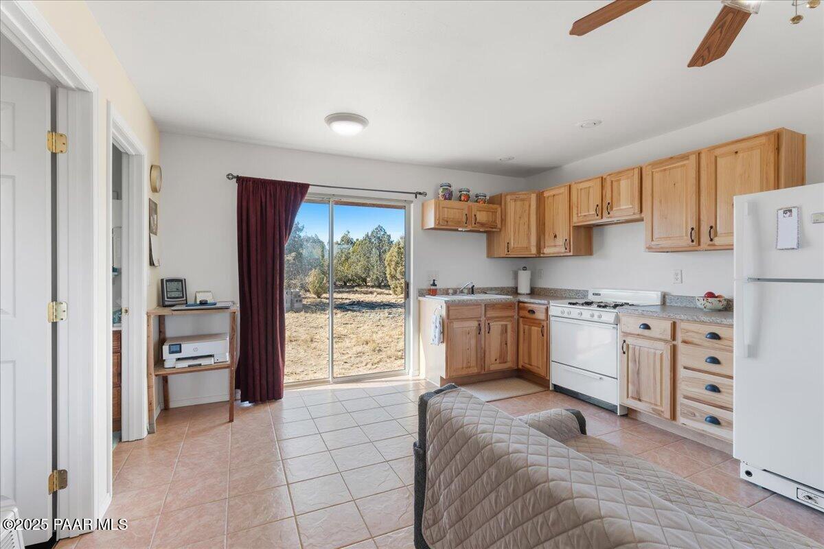 268 What Road Ash Fork, AZ 86320 - Photo 9 of 23 09-Kitchen