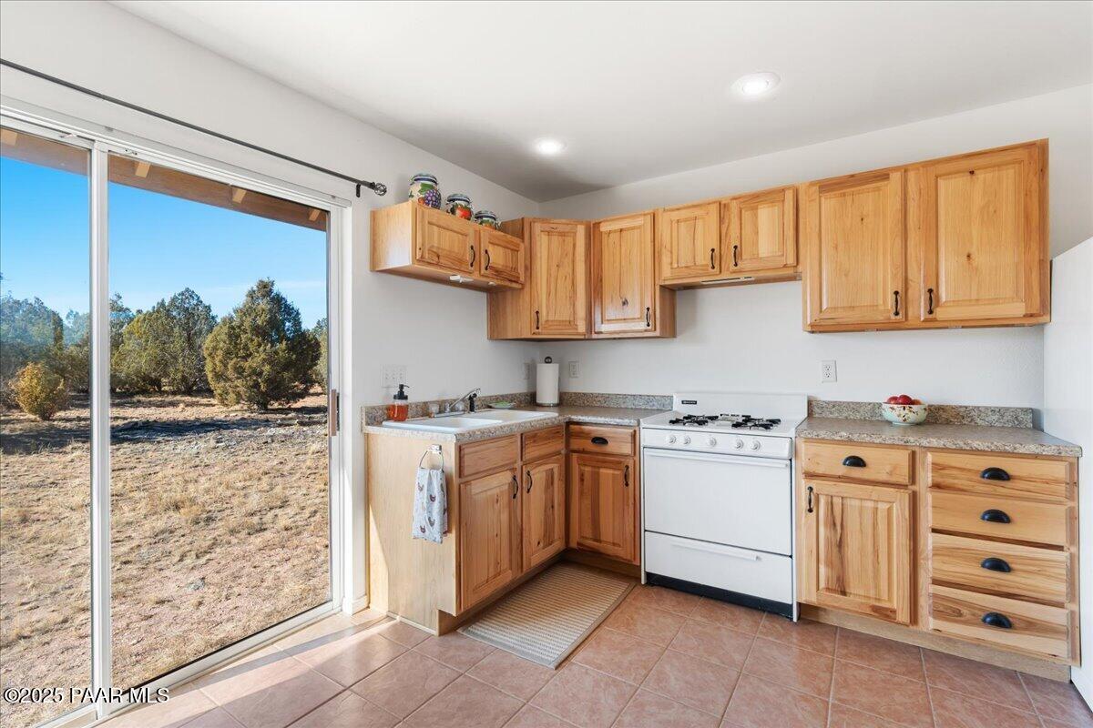268 What Road Ash Fork, AZ 86320 - Photo 10 of 23 10-Kitchen