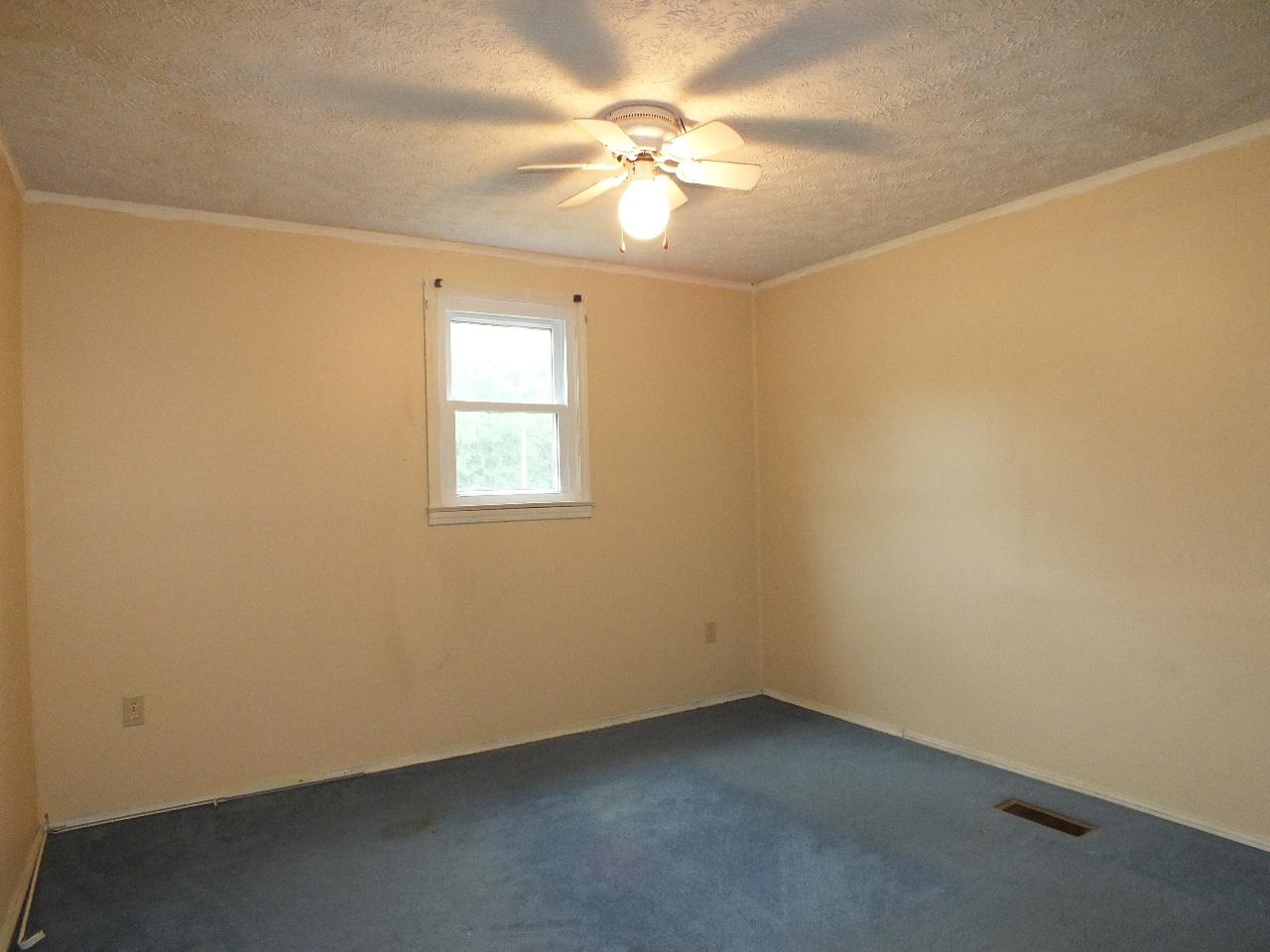 334 Russell Road Rockford, TN 37853 - Photo 7 of 12 2013_0819RUSSELL-UPDATED0016